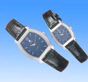 Latest fashion and accessory trend unique wholesale supply leather band fashion watch set with blue curvy face design. We only offer quality jewelry accessory product to alway satisfy your need!