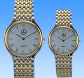 High quality golden jewelry trend wholesale supply golden round face fashion watch set. Gold is shiny and classic. Asian people long been used gold to make different jewelry product. They believed gold can bring its wearers wealth and luck!